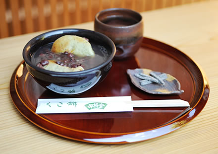 温かいぜんざいと煎茶のセット　￥1,000